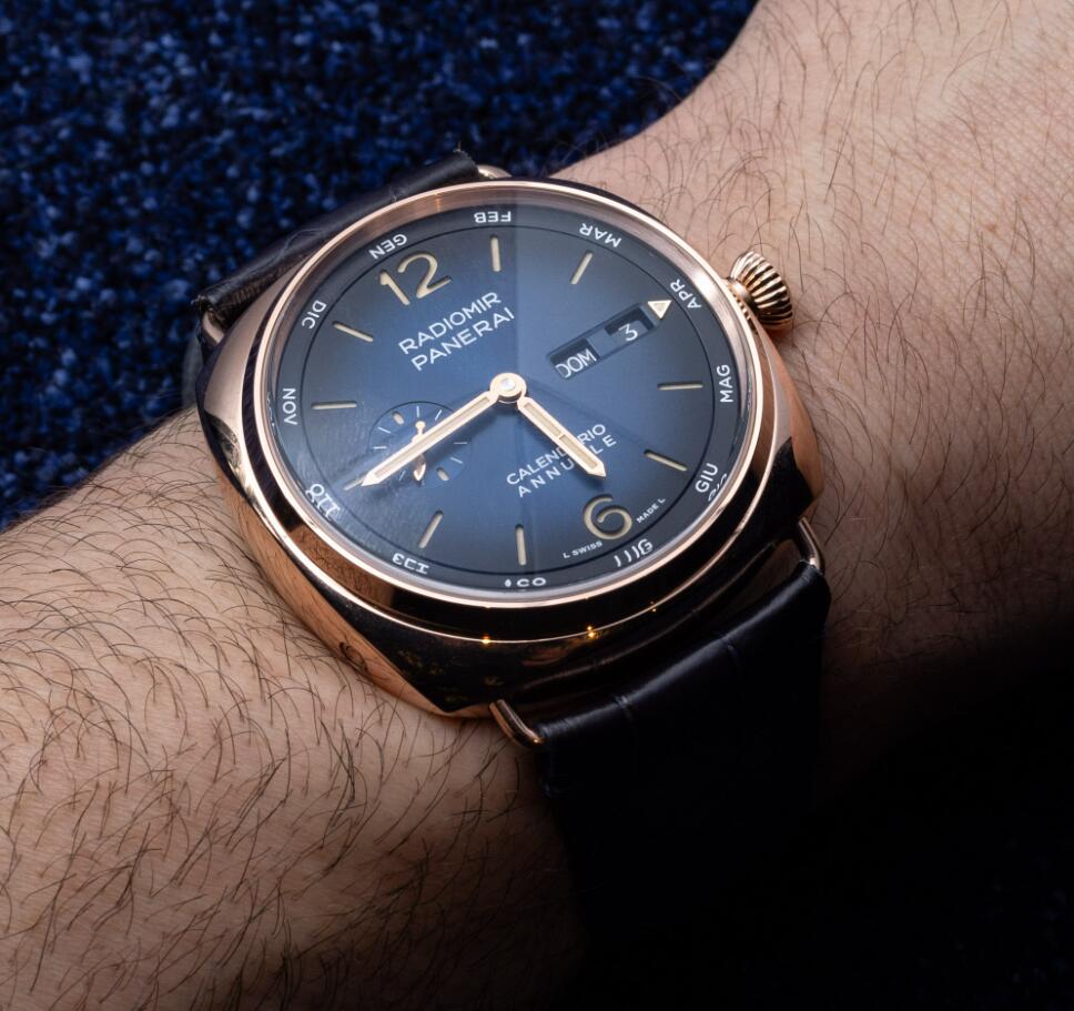 Die Stahl oder Titanversion des Panerai Replica Radiomir Annual Calendar ist eine Halbedelsteinuhr